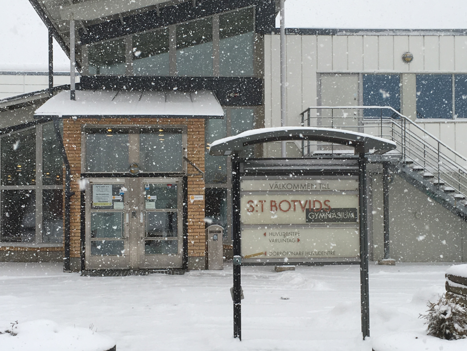 Ingången till S:t Botvids gymnasium, täckt av snö