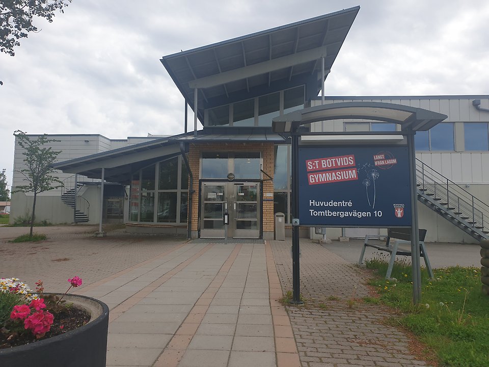 S:t Botvids gymnasiums ingång.